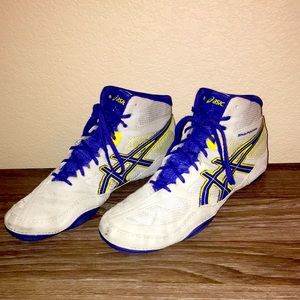 Men’s ASICS athletic high top gym shoe size 9 1/2
